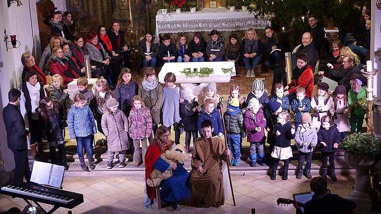 Weihnachtskonzert mit vier Chören       -  (cz)   &bdquo;Ein schönes und gemütliches Konzert&rdquo; versprach Vorsitzende Maria Egglseder den Gästen des Weihnachtskonzerts des Stettfelder Gesangvereins am vierten Advent in der Stettfelder Pfarrkirche. Die vier Chöre des Vereins, der Spatzenchor (Leitung: Marianne Markert), der Kinderchor Kids InTakt (Konstantinos Drossopoulos), der Jugendchor Teens InTakt (Marianne Markert) und der Erwachsenenchor InTakt (Thomas Kaminski) erfüllten dieses Versprechen und stimmten ihre Zuhörer mit einer Mischung aus klassischen und modernen Weihnachtsliedern auf die Feiertage ein.