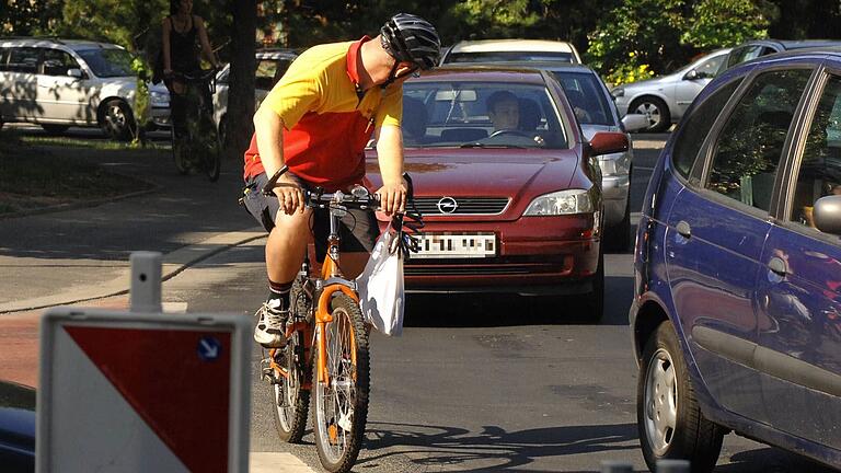 Bislang mussten sich in Würzburg, wie hier am Berliner Ring, die Radfahrer nach den Autos umsehen. Das soll sich nun ändern. Bislang mussten sich in Würzburg, wie hier am Berliner Ring, die Radfahrer nach den Autos umsehen. Das soll sich nun ändern.