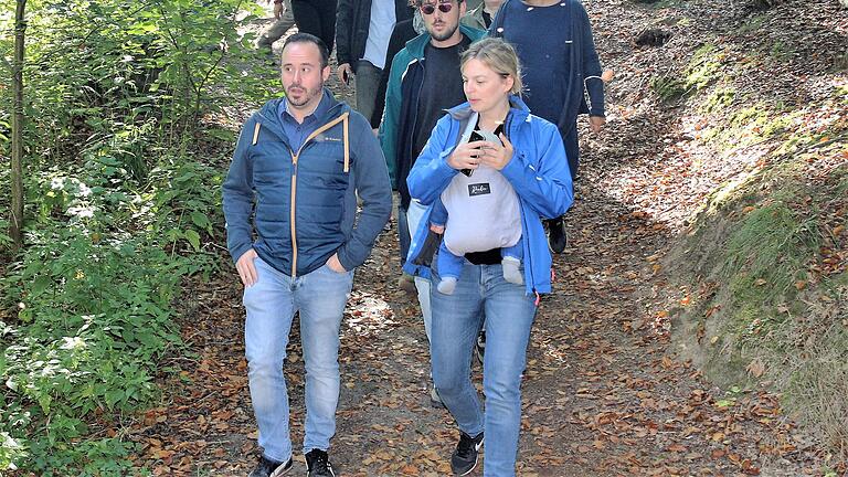 Katharina Schulze - mit Baby - im September bei einem Spaziergang durch den Ebracher Forst. Neben ihr Ebrachs Bürgermeister Daniel Vinzens. Katharina Schulze - mit Baby - im September bei einem Spaziergang durch den Ebracher Forst. Neben ihr Ebrachs Bürgermeister Daniel Vinzens.
