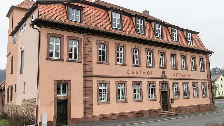 Zu den Stationen des künftigen europäischen Kulturweges, den historisch interessierte Wernfelder Bürgerinnen und Bürger gemeinsam mit dem Archäologischen Spessart-Projekt (Aschaffenburg) realisieren wollen zählt auch der Gasthof Hofmann im Stile Balthasar Neumanns. Zu den Stationen des künftigen europäischen Kulturweges, den historisch interessierte Wernfelder Bürgerinnen und Bürger gemeinsam mit dem Archäologischen Spessart-Projekt (Aschaffenburg) realisieren wollen zählt auch der Gasthof Hofmann im Stile Balthasar Neumanns.