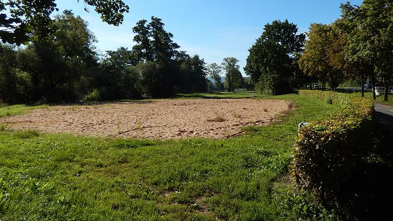 Nur eine Sandfläche hinter dem Bootshafen erinnert an den Lohrer Stadtstrand. In diesem Jahr gab es ihn mangels eines Betreibers nicht. Ob er 2024 wiederkommt, ist derzeit noch offen. Nur eine Sandfläche hinter dem Bootshafen erinnert an den Lohrer Stadtstrand. In diesem Jahr gab es ihn mangels eines Betreibers nicht. Ob er 2024 wiederkommt, ist derzeit noch offen. 