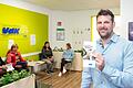 Das Wartezimmer ist meistens voll: VdK-Kreisgeschäftsführer Steve Metz (vorne) freut sich über den Mitgliederboom beim VdK Stadt und Landkreis Schweinfurt. Jüngst hat er das 15.000. Mitglied begrüßt.