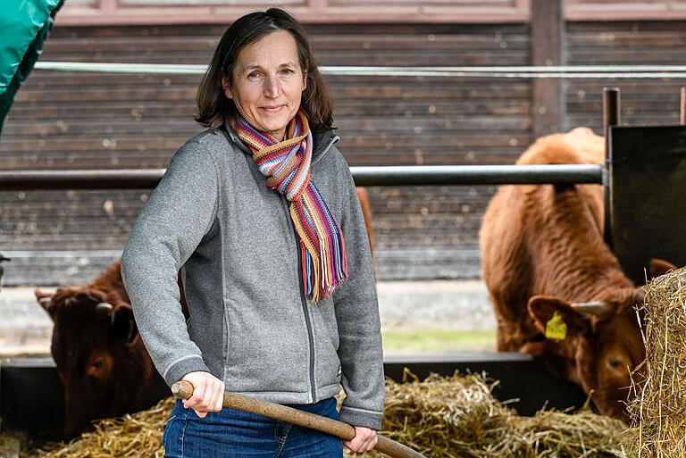 Edith Sachse hat einen neun Hektar großen Gemischtbetrieb in Burggrumbach im Landkreis Würzburg. Alle dort erzeugten Lebensmittel vermarktet sie in ihrem Dorfladen selbst. Edith Sachse hat einen neun Hektar großen Gemischtbetrieb in Burggrumbach im Landkreis Würzburg. Alle dort erzeugten Lebensmittel vermarktet sie in ihrem Dorfladen selbst.