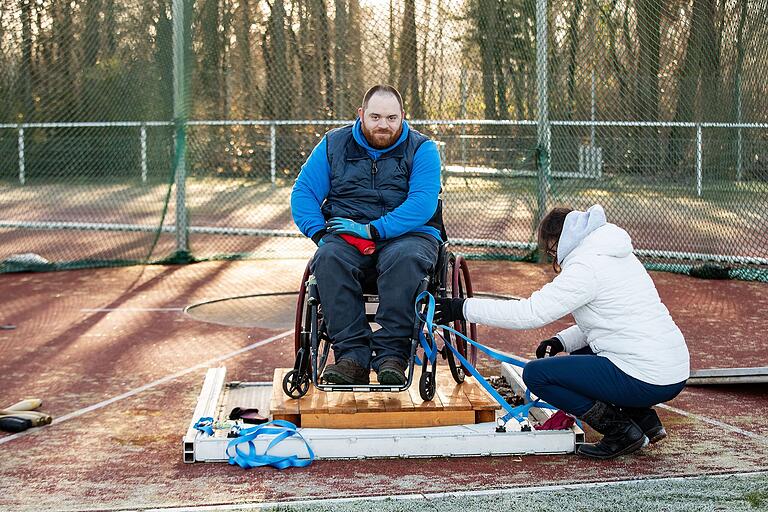 Der Keulenwerfer auf seinem Podest: Florian Büttner mit seiner Mutter Jutta beim Training auf der Sportanlage in der Feggrube in Würzburg Der Keulenwerfer auf seinem Podest: Florian Büttner mit seiner Mutter Jutta beim Training auf der Sportanlage in der Feggrube in Würzburg