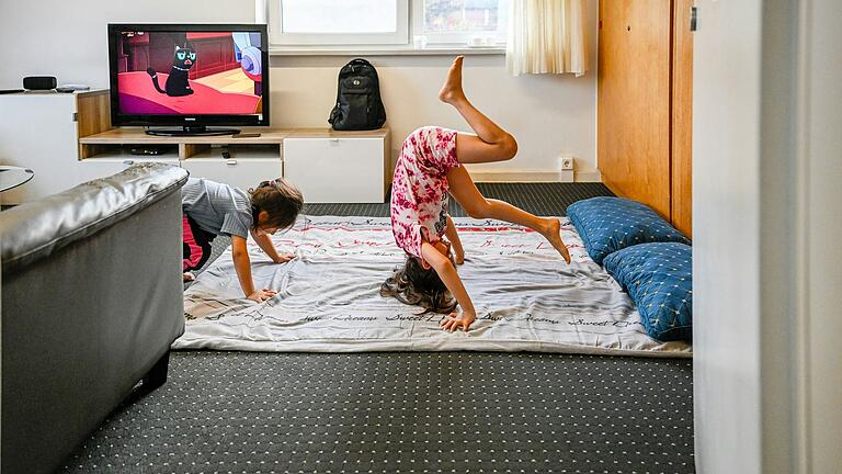 Um den Kindern Platz zum Spielen zu lassen, schlafen die Eltern auf einer Decke. Zum Verstauen einer Matratze gebe es keine sinnvolle Möglichkeit. Um den Kindern Platz zum Spielen zu lassen, schlafen die Eltern auf einer Decke. Zum Verstauen einer Matratze gebe es keine sinnvolle Möglichkeit.