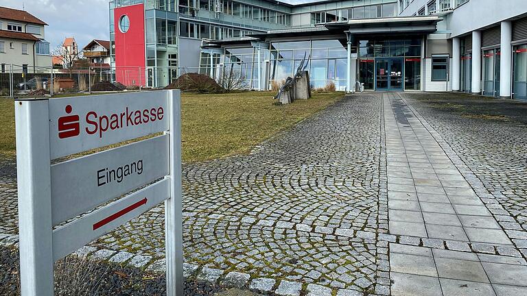 Die Sparkasse schafft in ihrer Hauptstelle in Bad Neustadt mehr Platz für Kundengespräche und einen ausgegliederten Servicebereich für Geldgeschäfte.