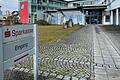Die Sparkasse schafft in ihrer Hauptstelle in Bad Neustadt mehr Platz für Kundengespräche und einen ausgegliederten Servicebereich für Geldgeschäfte.