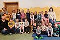 von links: Hans-Peter Suckfüll (Spendenbotschafter der VR-Bank Main-Rhön) und am Spendenherz: Birgit Lampert (Kindergartenleitung)