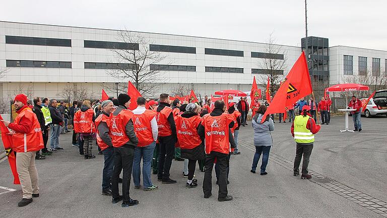Rund 150 Beschäftigte von Hilite und des Distributionszentrums von Procter & Gamble versammelten sich am Montag (15.01.18) in Marktheidenfeld zum Warnstreik.