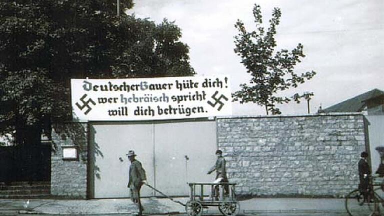 „Deutscher Bauer, hüte dich! Wer hebräisch spricht, will dich betrügen.“ So stand es damals auf einem Banner in Schweinfurt, mit dem die Nationalsozialisten Vorurteile gegen Juden schürten. „Deutscher Bauer, hüte dich! Wer hebräisch spricht, will dich betrügen.“ So stand es damals auf einem Banner in Schweinfurt, mit dem die Nationalsozialisten Vorurteile gegen Juden schürten.