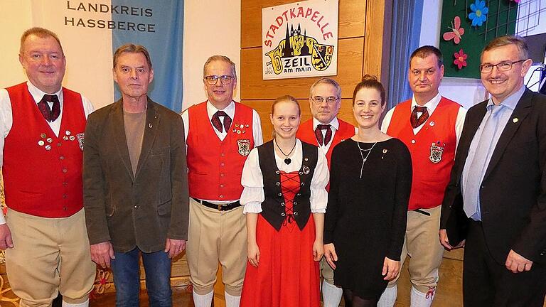 Norbert Strätz, der Vorsitzende der Stadtkapelle Zeil, und NBMB-Kreisvorsitzender Peter Detsch (rechts) freuten sich, Mitglieder für ihre jahrzehntelanges Wirken auszeichnen zu dürfen (ab zweiter von links): Günther Strätz, Gerhard Kernwein, Simone Herrnleben, Dietmar Herrnleben, Svenia Marquardt und Joachim Fest.