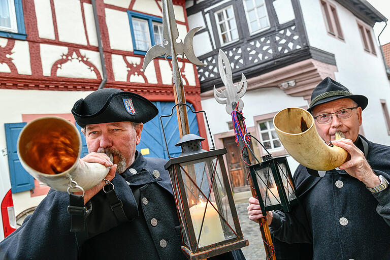Willkommen! Martin Assel und Hermann Schloßnagel blasen in die großen Hörner. Willkommen! Martin Assel und Hermann Schloßnagel blasen in die großen Hörner.