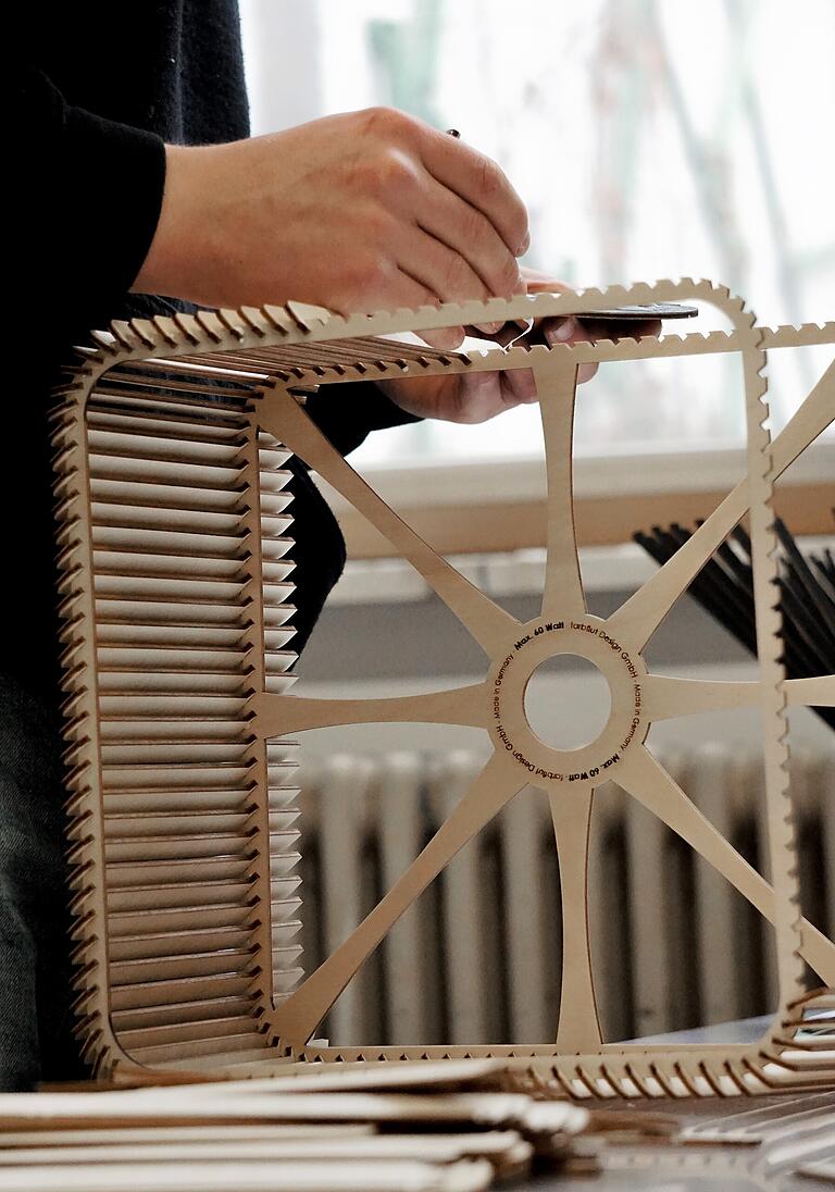 Filigrane Handarbeit: die Fertigung der Design-Leuchte Caja in kubischer Kastenform aus der Manufaktur farbflut Design Filigrane Handarbeit: die Fertigung der Design-Leuchte Caja in kubischer Kastenform aus der Manufaktur farbflut Design