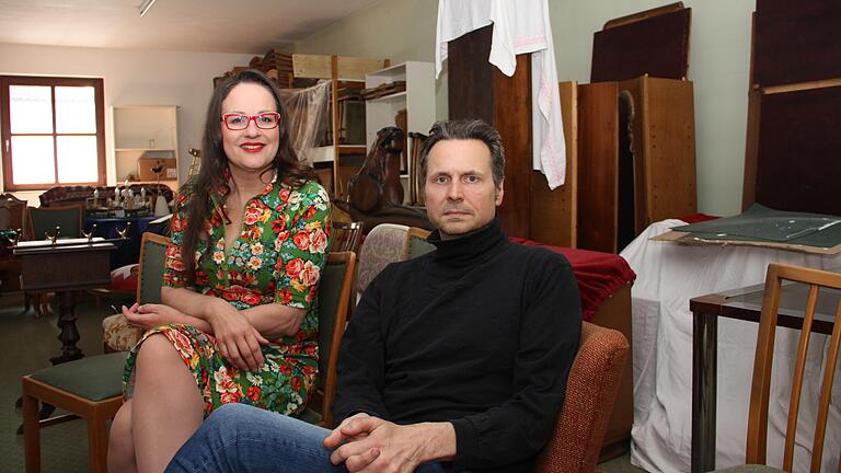 Ein Bild mit Symbolkraft: Silvia Kirchhof und Achim Hofmann sitzen in einem Raum mit zwischengelagerten Requisiten im Kleinen Stadttheater in Gerolzhofen. Dieses ist derzeit eine Baustelle – so wie die komplette Kulturszene in Zeiten des Corona-Lockdowns.