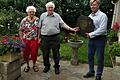 Fossilienschenkung für die Geographiesammlungen der Ludwig-Derleth-Realschule. Im Bild (von links) Helga und Hans Leuner und Guido Plener.