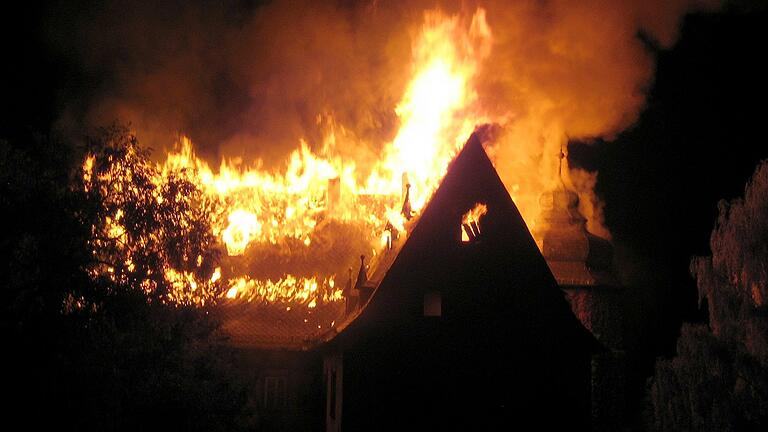 Schloss Ebelsbach fiel im Jahr 2009 einer Brandstiftung zum Opfer. Das Feuer brach an drei verschiedenen Stellen gleichzeitig aus.