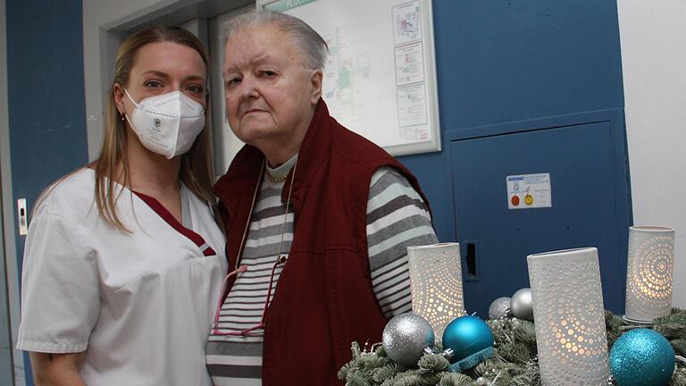 Julia Shoemaker (links) leitet den Wohnbereich 1 im Wohnstift Steigerwald in Gerolzhofen. Regine Borosch ist eine der Bewohner, für die das Pflegepersonal alles unternimmt, damit es an den Weihnachtsfeiertagen so festlich wie möglich wird.