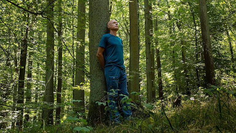 Einfach mal an einen Baum lehnen und fühlen. Frank Jansen macht es vor beim Waldbaden im Schonunger Hegholz. Einfach mal an einen Baum lehnen und fühlen. Frank Jansen macht es vor beim Waldbaden im Schonunger Hegholz.