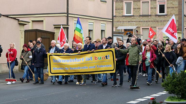 Knapp 400 Menschen nahmen an der Kundgebung des Bündnisses 'Schweinfurt ist bunt' im Oktober gegen die rechtsradikale Kleinstpartei 'III. Weg' in Oberndorf teil. Knapp 400 Menschen nahmen an der Kundgebung des Bündnisses 'Schweinfurt ist bunt' im Oktober gegen die rechtsradikale Kleinstpartei 'III. Weg' in Oberndorf teil.