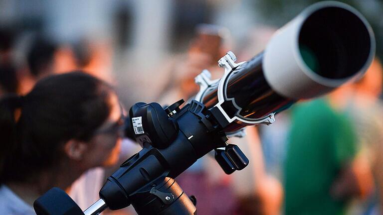 Am Nachmittag in die Sonne schauen, abends in den Mond und dann in die Sterne: Auf dem Marktplatz in Bad Mergentheim treffen sich am Samstag um mobile Teleskope Astronomie-Begeisterte zum Blick in den Himmel (Symbolbild).&nbsp;