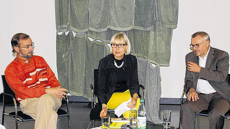 Gespräch über Grundfragen der Kunst: (v.l.) Albrecht Garsky, Katharina Winterhalter und Hans-Peter Miksch in der Kunsthalle. Hinter ihnen die Arbeit „Platzhirsch“ von Benjamin Zuber. Gespräch über Grundfragen der Kunst: (v.l.) Albrecht Garsky, Katharina Winterhalter und Hans-Peter Miksch in der Kunsthalle. Hinter ihnen die Arbeit „Platzhirsch“ von Benjamin Zuber.