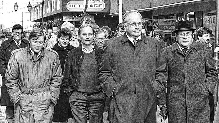 Stadtrundgang mit Bundeskanzler: Kurz vor Weihnachten 1984 war Helmut Kohl mit (von links) Philipp Jenninger, Walter Eykmann, Barbara Stamm, Wolfgang Schäuble, Walter Wallmann und Wolfgang Bötsch in der Würzburger Fußgängerzone unterwegs. Stadtrundgang mit Bundeskanzler: Kurz vor Weihnachten 1984 war Helmut Kohl mit (von links) Philipp Jenninger, Walter Eykmann, Barbara Stamm, Wolfgang Schäuble, Walter Wallmann und Wolfgang Bötsch in der Würzburger Fußgängerzone unterwegs.
