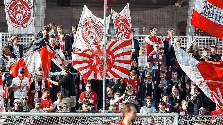 20151031FSWUEAAL025       -  Die Fans sehen Rot-Weiß, einige Anwohner nur Rot: Sie wollen weiter gegen die Genehmigung zum erfolgten Stadionumbau klagen.