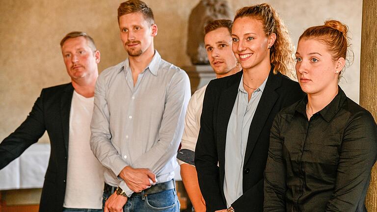 Die Stadt Würzburg begrüßt die Würzburger Teilnehmerinnen und Teilnehmer der diesjährigen Schwimmweltmeisterschaft aufgrund ihrer herausragenden Leistungen. Die Stadt Würzburg begrüßt die Würzburger Teilnehmerinnen und Teilnehmer der diesjährigen Schwimmweltmeisterschaft aufgrund ihrer herausragenden Leistungen.