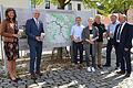 Stellen vor einer der neuen Informationstafel auf dem Hofheimer Marktplatz das neue Radwege-Netz vor: Susanne Volkheimer, Landrat Wilhelm Schneider und Christof Dilzer (alle Haßberge-Tourismus), Franziska Dust und Konstantin Amrehn (Cross-Media-Solution Würzburg), Alfons Schanz (Tiefbauverwaltung&nbsp; Landkreis Haßberge) sowie Reinhold Giebfried (2. Bürgermeister von Hofheim).