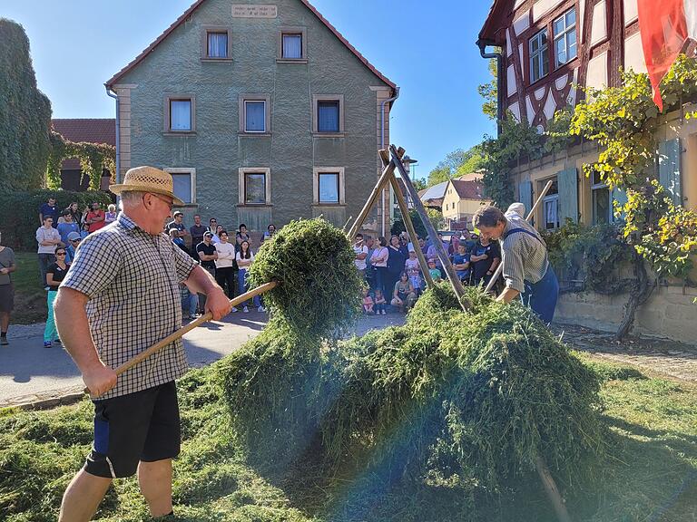 Gerhard Heubach berichtete beim Kleeaufbocken auch von den Widrigkeiten der bäuerlichen Arbeit.