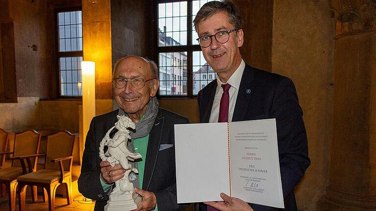 Helmut Fries (links) und Würzburgs Oberbürgermeister Schuchardt bei der Übergabe des Tanzenden Schäfers.