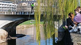 Bei einer Abflussmessung auf der Ludwigsbrücke sahen die Mädchen, welche Tätigkeiten es am Wasserwirtschaftsamt gibt.       -  Bei einer Abflussmessung auf der Ludwigsbrücke sahen die Mädchen, welche Tätigkeiten es am Wasserwirtschaftsamt gibt.