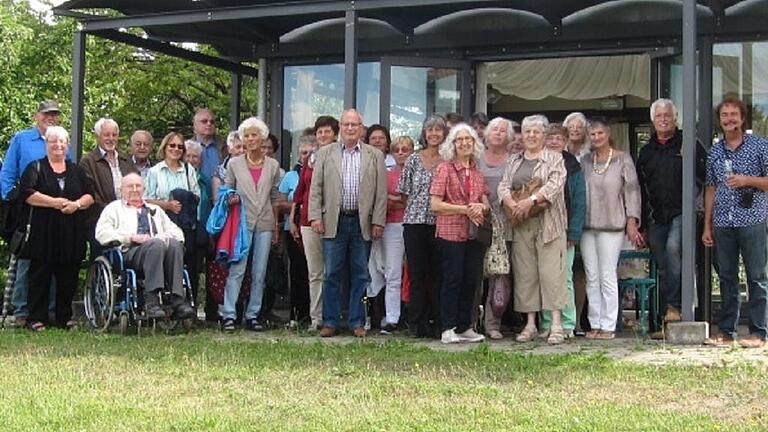 Ausflug der Ehrenamtlichen       -  (mia)   Rund 30 Personen hatten sich zum internen &bdquo;Tag des Ehrenamts&ldquo; zusammengefunden und brachen nach Himmelstadt auf. Dort wurden sie von Ehepaar Steinmetz empfangen. Zunächst lauschte man bei einem Glas Sekt mit Likören der Dorfgeschichte, dann ging es über die Mainbrücke in den privaten Erlebnisgarten der Familie Steinmetz. Als Dankeschön für das wertvolle Engagement in der Heroldstiftung durften sich die Helfer einen Abend lang mit   Köstlichkeiten für Leib und Seele verwöhnen lassen.