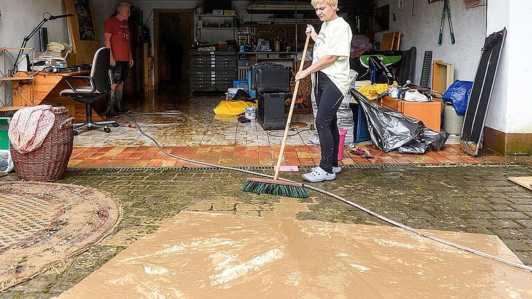 So sah es im Mai vergangenen Jahres in Heidingsfeld aus, nachdem Starkregen den Heigelsbach über die Ufer treten ließ. Das sollen ein Hochwasserschutz und ein Gewässerfahrplan künftig verhindern.