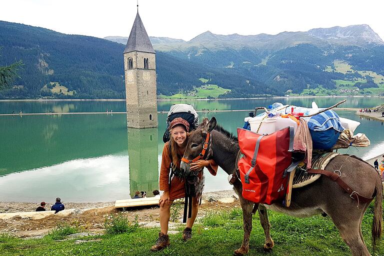 Der bekannte Reschensee mit dem Kirchturm schmückt wohl viele Fotoalben, doch welches Urlaubsfoto zeigt dabei schon einen Esel?