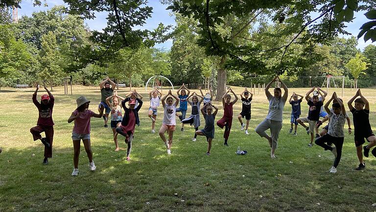 Schüler der Max-Dauthendey-Grundschule und der Priory-Primary-School Bedford bei gemeinsamen Yoga-Übungen.