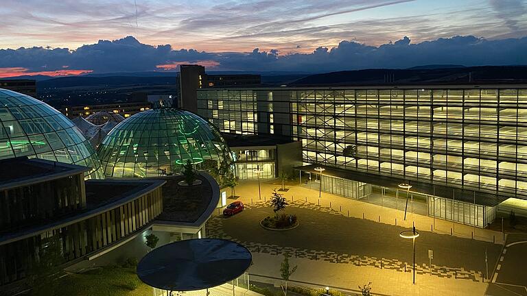 Der Rhön-Klinikum Campus von Bad Neustadt im Abendlicht (Archivfoto) und beleuchtet, wie man es gewohnt ist. Was würde aber im Falle eines Blackouts passieren? Der Rhön-Klinikum Campus von Bad Neustadt im Abendlicht (Archivfoto) und beleuchtet, wie man es gewohnt ist. Was würde aber im Falle eines Blackouts passieren?