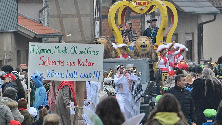 Auf dem Prinzenwagen unter einer großen Krone präsentierte sich das Prinzenpaar Ann-Kathrin I und Dominik II beim Faschingszug.