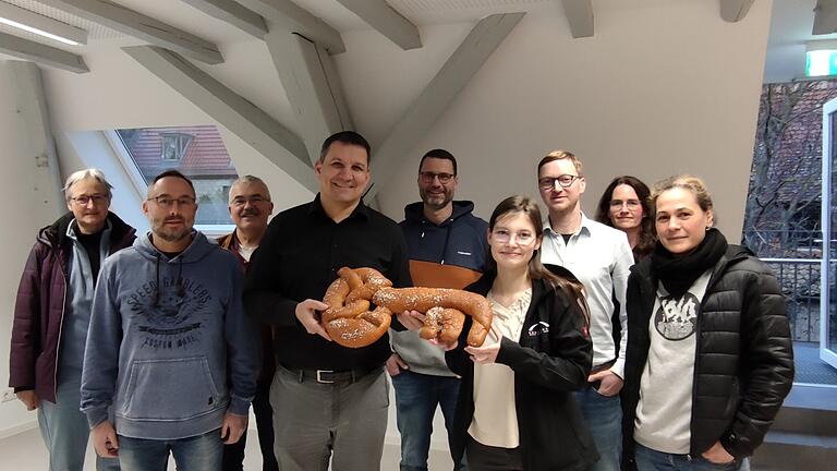 Einen Extra-Schlüssel für den neuen Hortraum hatten Jeannine Wörrlein (Vierte von rechts) und Michael Haas (Dritter von rechts) Bürgermeister Michael Sedelmayer und dem Bau- und Umweltausschuss zur Übergabe mitgebracht. Im Bild außerdem (von links) Claudia Stiglmeier, Oliver Menz, Alfred Holl,&nbsp; Michael Blaß, Helga Burkert und Nina Faust.