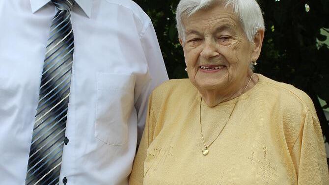 Glückwunsch, Frau Gegner       -  Edith Gegner aus Ilmenau feierte am Dienstag ihren 85. Geburtstag. Am gleichen Tag übrigens wie ihr Mann Herrmann, der 82 wurde. Zum Gratulieren schaute neben dem Geiselwinder Bürgermeister Ernst Nickel (im Bild) auch der 95-jährige Ortssenior und einstige Ilmenauer Bürgermeister Balthasar Böhm vorbei.