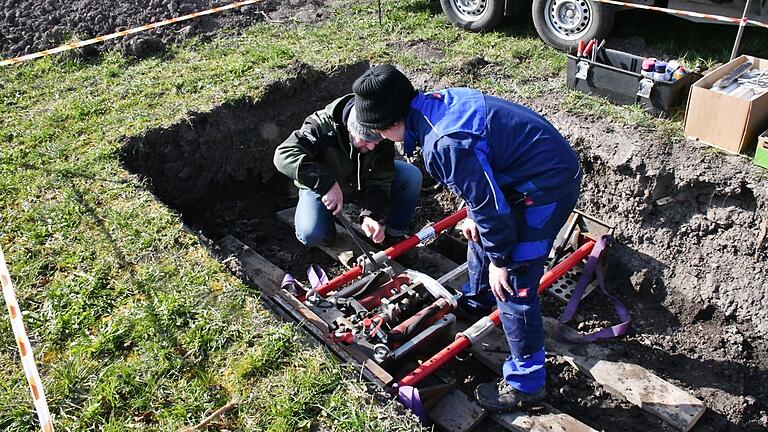Die 50 Zentimeter langen Plastikrohre werden angeschraubt und dann in die Erde gebracht. So kann mit wenig Aufwand und ohne Aufgraben schnell gearbeitet werden. Die 50 Zentimeter langen Plastikrohre werden angeschraubt und dann in die Erde gebracht. So kann mit wenig Aufwand und ohne Aufgraben schnell gearbeitet werden.