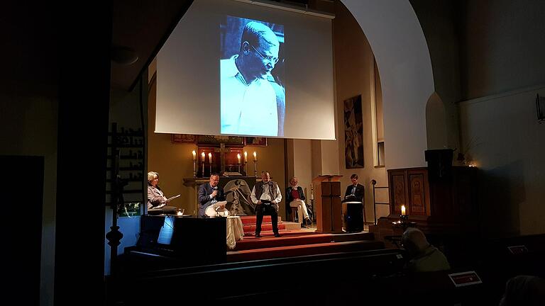 Heike Brandl, Dekan Till Roth, Pfarrer Heinrich Spittler, Renate Gauly und Pfarrer Michael Kelinske (von links) bei der Lesung im Rahmen der Bonhoeffer-Themenwoche in der Ev. Auferstehungskirche, Lohr. Heike Brandl, Dekan Till Roth, Pfarrer Heinrich Spittler, Renate Gauly und Pfarrer Michael Kelinske (von links) bei der Lesung im Rahmen der Bonhoeffer-Themenwoche in der Ev. Auferstehungskirche, Lohr.