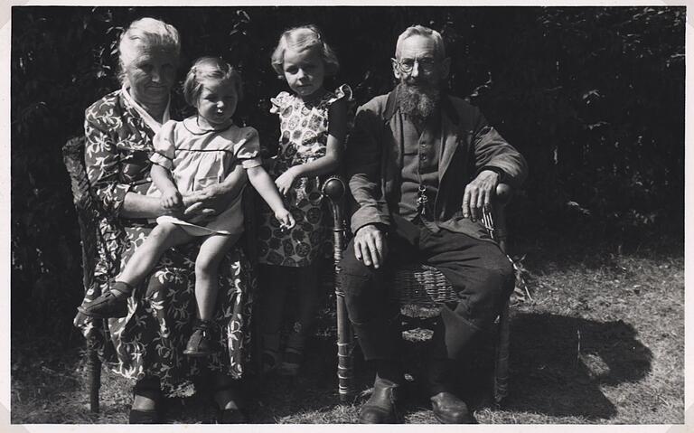 Die Schwestern Gerda und Helga Winkler mit den Großeltern Katharina und Paul in Dittelbrunn. Die Schwestern Gerda und Helga Winkler mit den Großeltern Katharina und Paul in Dittelbrunn.