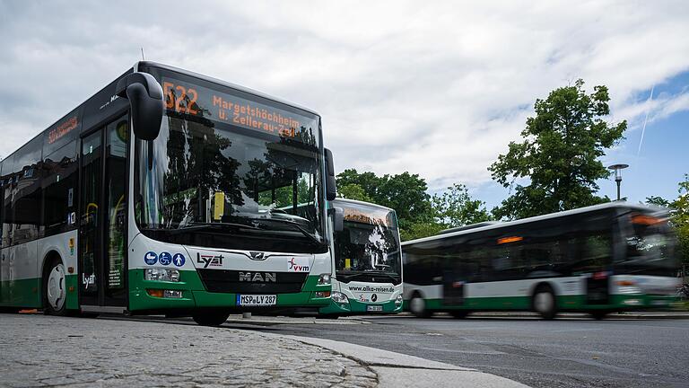 Ob Bus, Straba oder Regionalzüge: Für insgesamt drei Monate können Reisende nun für neun Euro monatlich den öffentlichen Nahverkehr nutzen. Ob Bus, Straba oder Regionalzüge: Für insgesamt drei Monate können Reisende nun für neun Euro monatlich den öffentlichen Nahverkehr nutzen.