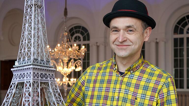 Gerd Paul mit dem Kartonmodell des Eiffelturms. Gerd Paul mit dem Kartonmodell des Eiffelturms.