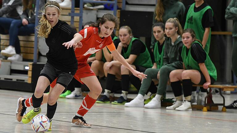 Szene aus der Partie zwischen dem Sieger FC Forstern und dem FC Passau bei den bayerischen Hallen-Meisterschaften der U17-Juniorinnen im Jahr 2023. In diesem Jahr findet das Turnier in Veitshöchheim statt.