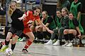 Szene aus der Partie zwischen dem Sieger FC Forstern und dem FC Passau bei den bayerischen Hallen-Meisterschaften der U17-Juniorinnen im Jahr 2023. In diesem Jahr findet das Turnier in Veitshöchheim statt.