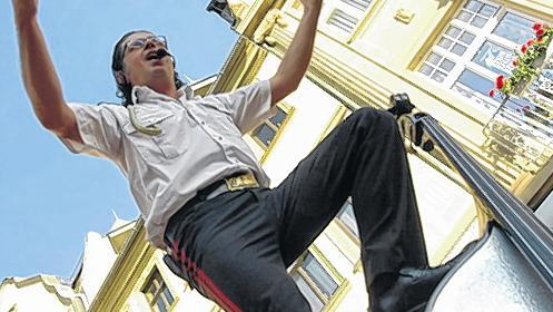 Die Rossinis: Bernd Hoßmann steigt zwecks Showeinlage mit dem Kontrabass gern mal auf Tische. Die Rossinis: Bernd Hoßmann steigt zwecks Showeinlage mit dem Kontrabass gern mal auf Tische.