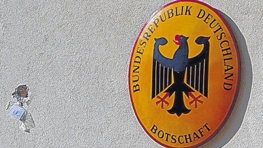 Schüsse in der Nacht: Ein Einschussloch neben dem Schild der Deutschen Botschaft zeugt von dem nächtlichen Angriff in Athen.