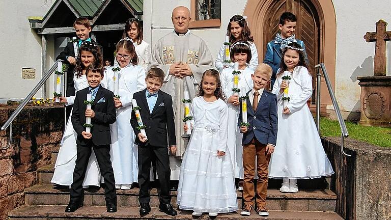 Kommunion in Wiesthal - (mrl) Am Weißen Sonntag, 3. April, feierten Wiesthaler Kinder unter der Leitung von Pfarrer Marian Bak in der Kirche St. Andreas die Heilige Erstkommunion. Die Namen der Kommunionkinder: (vorne, von links) Lukas Keller, Noah Steigerwald, Mia Klemmert, Leon Englert, (Mitte) Loreen Fiederling , Leonie Durchholz, Jule Rothenbücher, Jessica Harzendorf, hinten: Julian Durchholz, Rhianna Quintanilla, Selina Quintanilla, Linus Müller. Kommunion in Wiesthal - (mrl) Am Weißen Sonntag, 3. April, feierten Wiesthaler Kinder unter der Leitung von Pfarrer Marian Bak in der Kirche St. Andreas die Heilige Erstkommunion. Die Namen der Kommunionkinder: (vorne, von links) Lukas Keller, Noah Steigerwald, Mia Klemmert, Leon Englert, (Mitte) Loreen Fiederling , Leonie Durchholz, Jule Rothenbücher, Jessica Harzendorf, hinten: Julian Durchholz, Rhianna Quintanilla, Selina Quintanilla, Linus Müller.